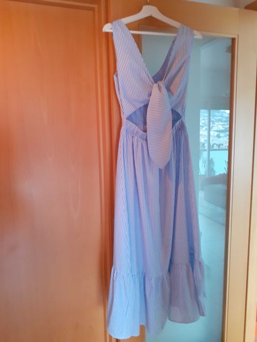 Vestido comprido com riscas.
