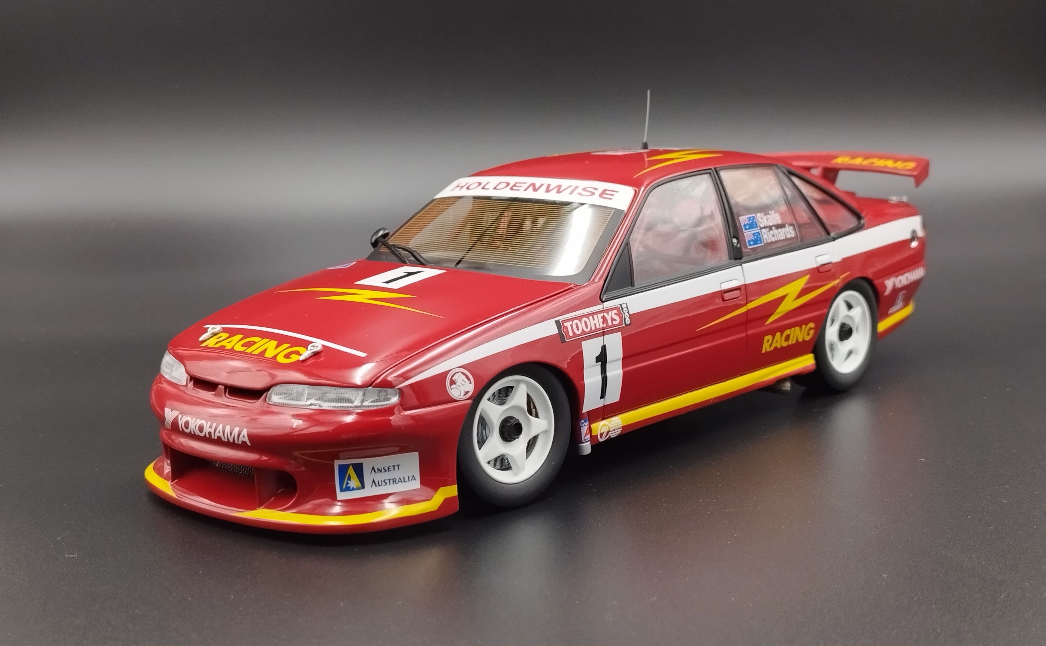 1:18 Biante 1995 Holden VR Commodore  używany pudełko podniszczone