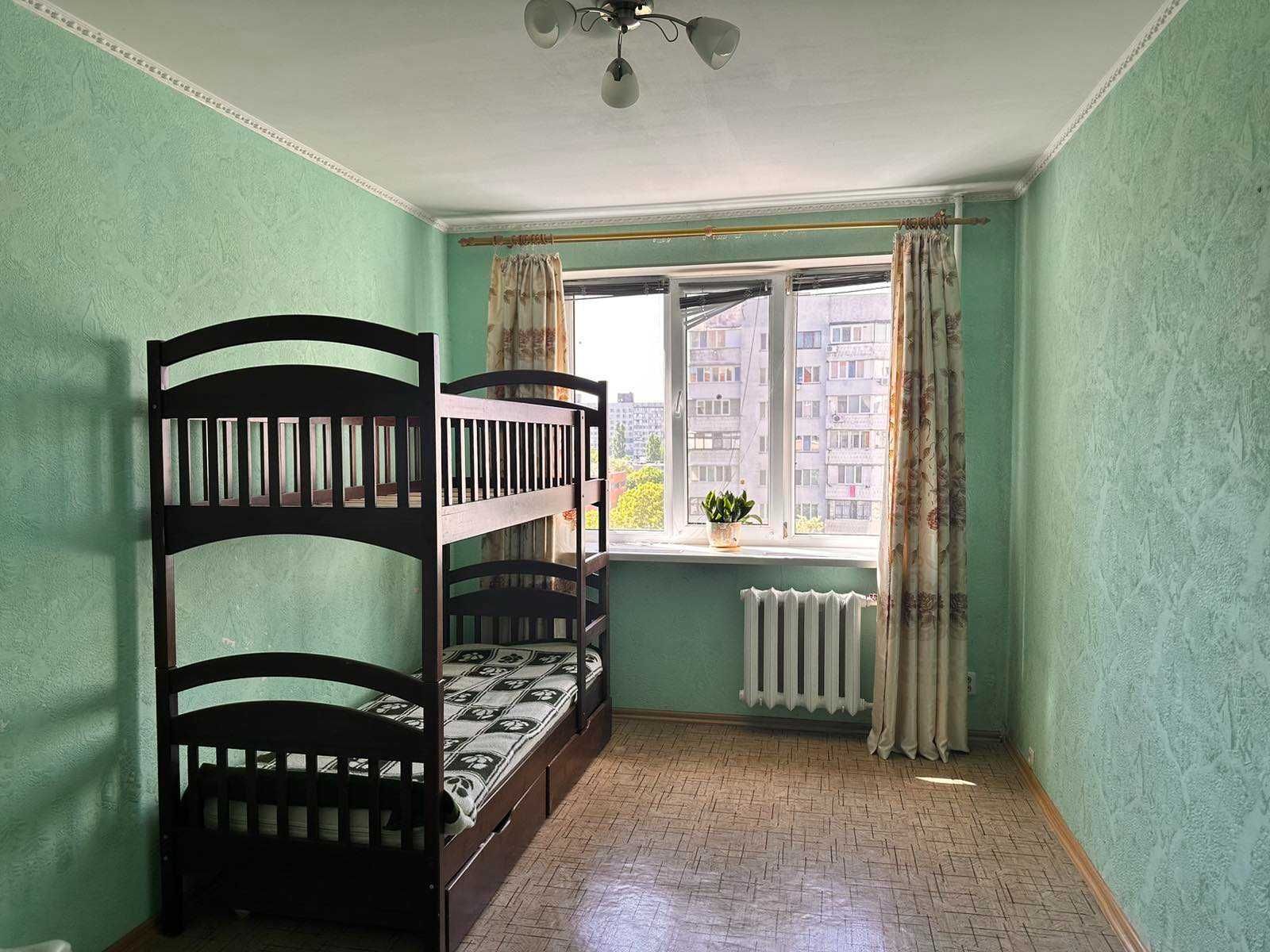 Продам 2 комн квартиру на Сахарова  в кирпичном доме