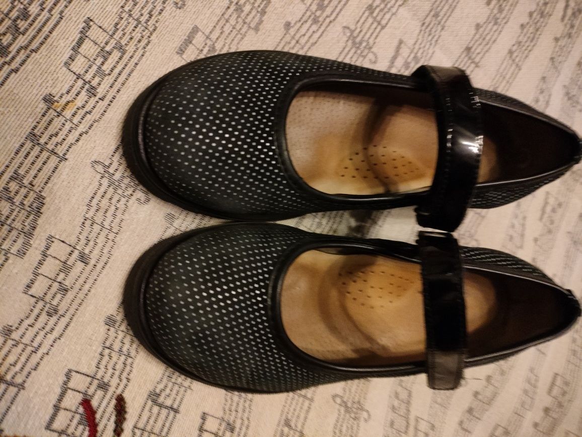 шкіряні чорні туфлі для дівчинки розмір 32