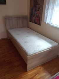 Łóżko z płyty meblowej.