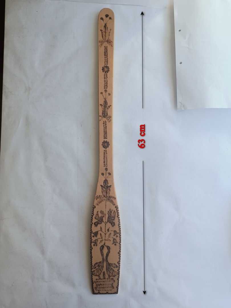Łycha, nabierak 56cm. Mieszadło drewniane 63cm, oba ze wzorem ludowym.