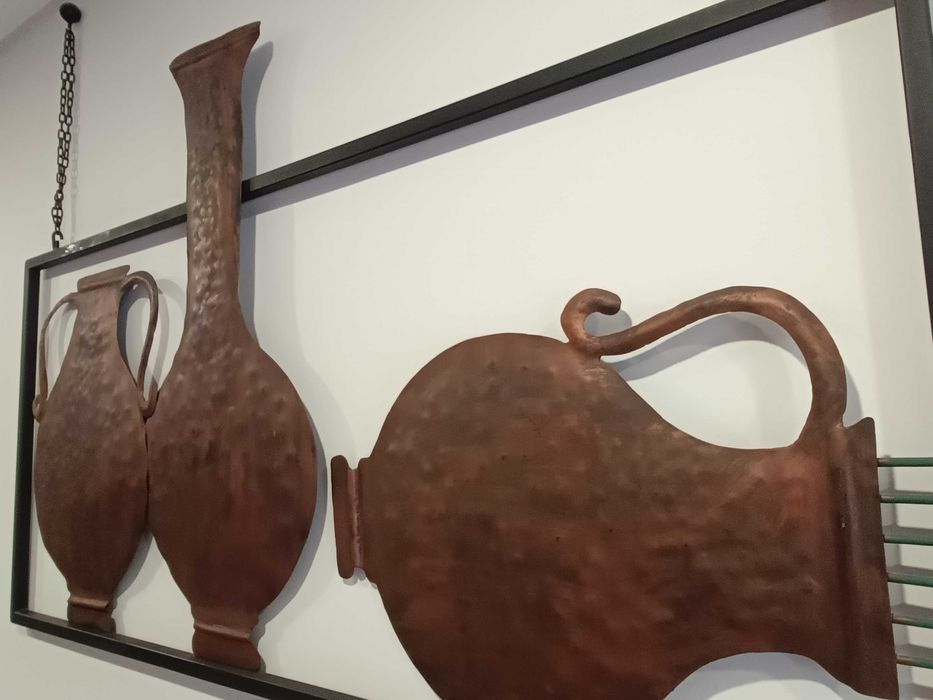 Quadro decorativo em ferro com três jarras