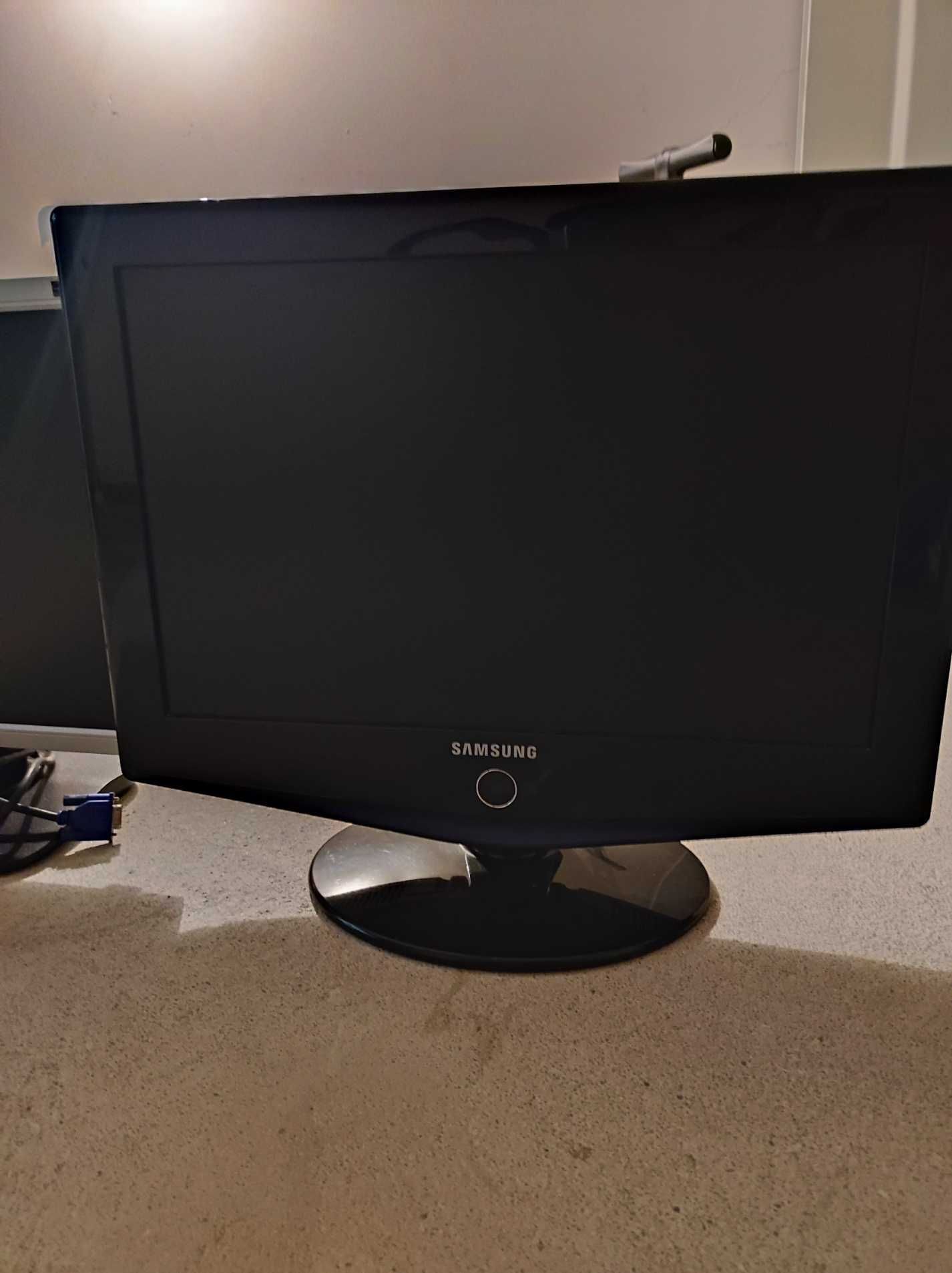 Monitores LCD de 15'' e 17''