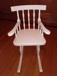 Cadeira de baloiço em madeira de criança