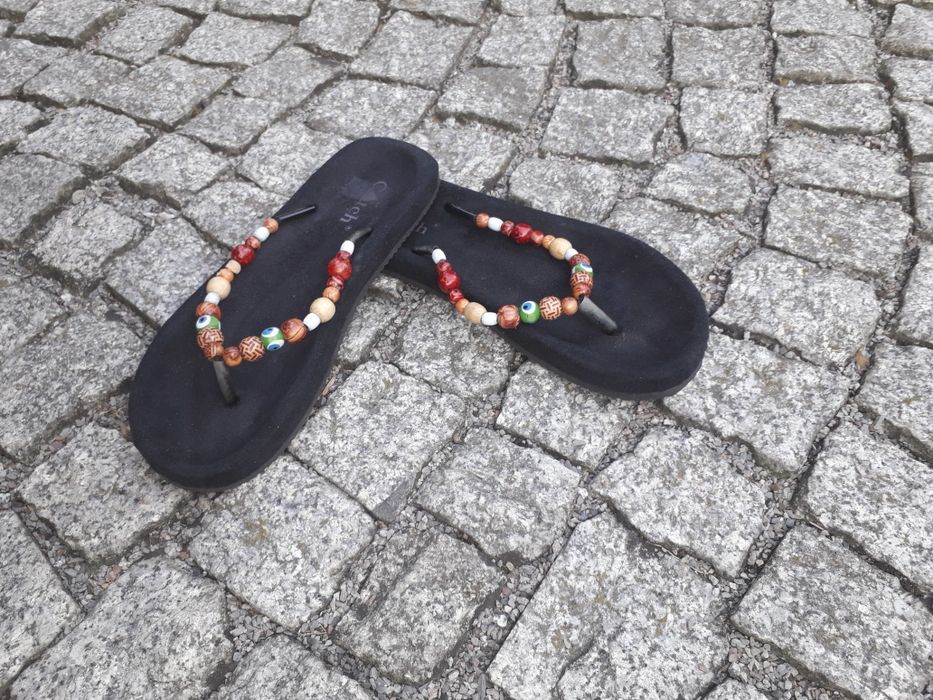 Klapki japonki czarne z koralikami rozmiar 37