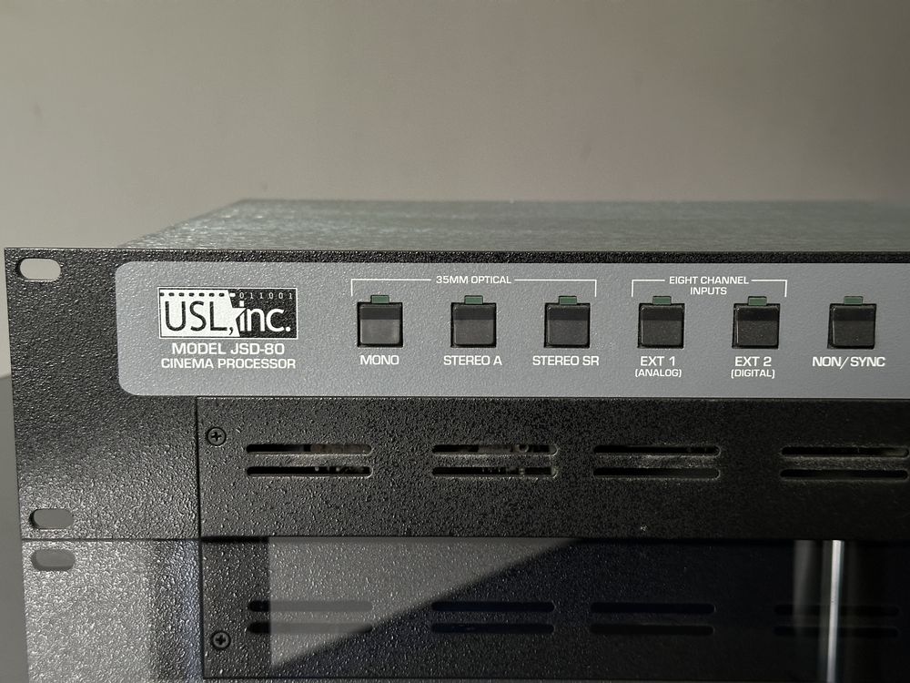 QSC USL JSD-80D Cyfrowy i analogowy procesor kinowy
