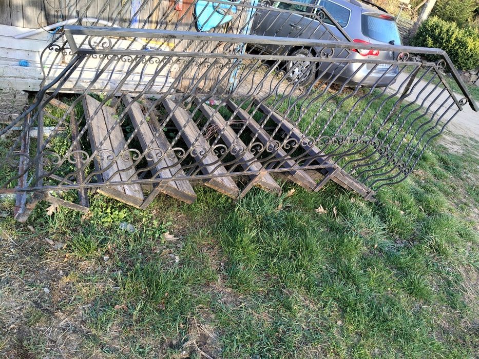 Schody metalowe z balustradą