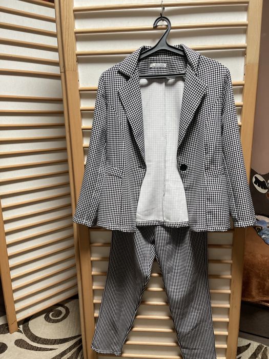 Продам брючний костюм 46 р