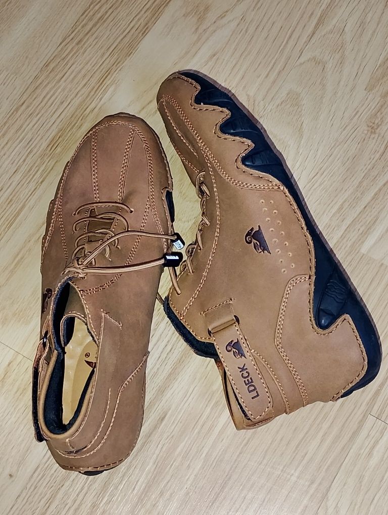 Bota de cano curto de camurça