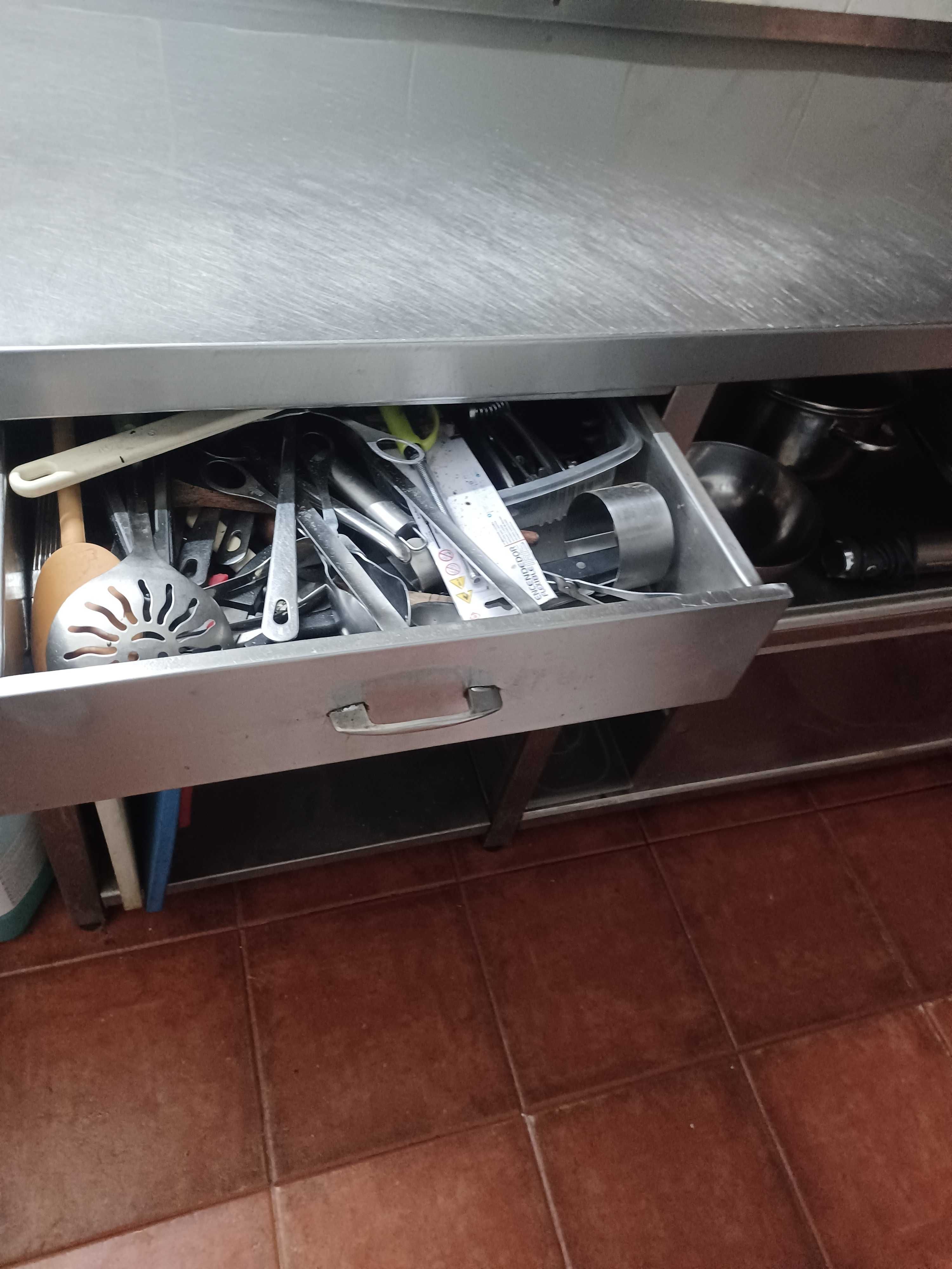 Balcão em INOX com lavatório duplo em ótimo estado de conservação