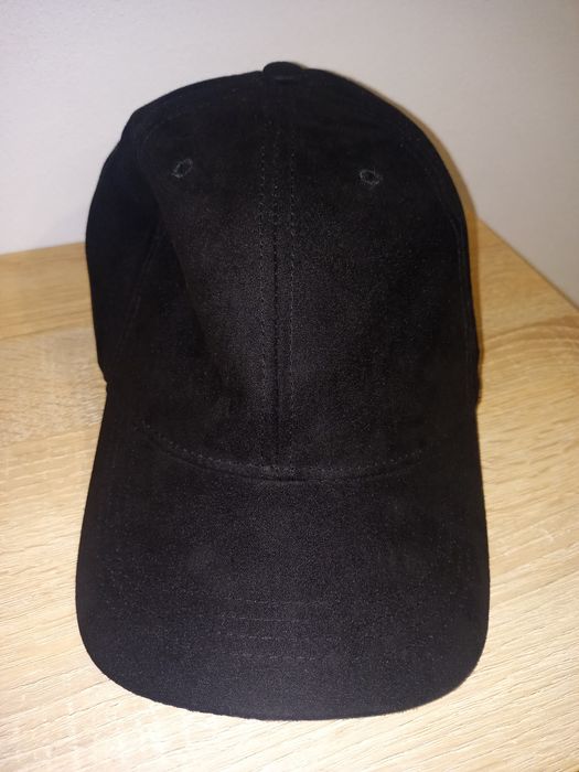Zamszowa czapka z daszkiem czarna