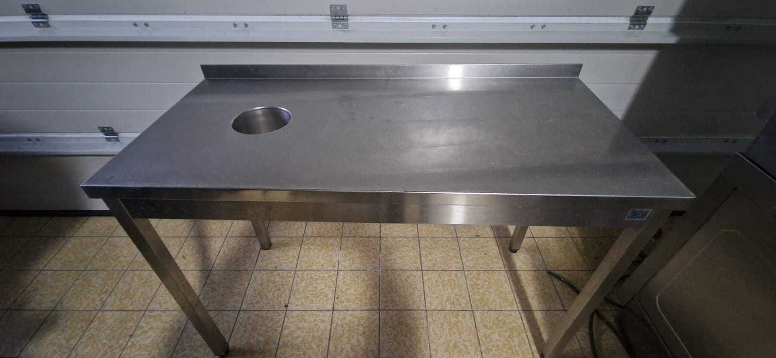 Stoły nierdzewne ze zlewem i otworem