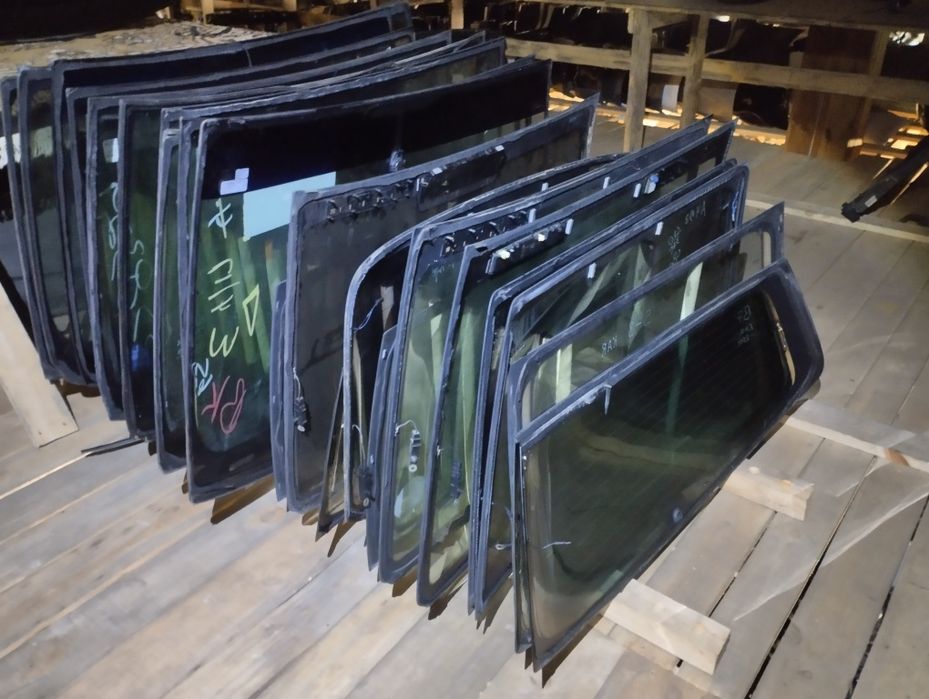 Скло стекло заднє в ляду кришку багажника Фольксваген шкода