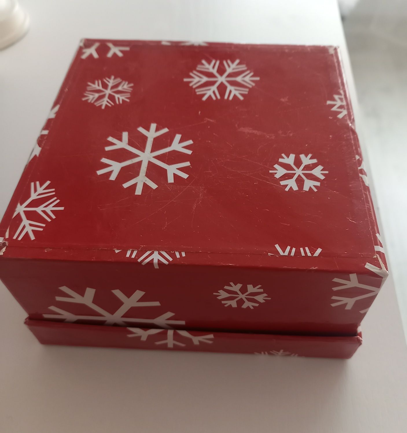Pudełko tekturowe kwadratowe vintage czerwone w białe śnieżynki