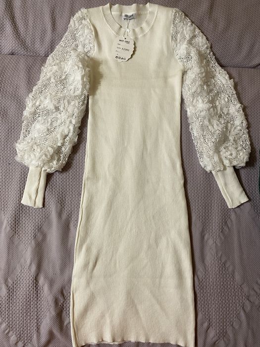 Сукня біла приталена