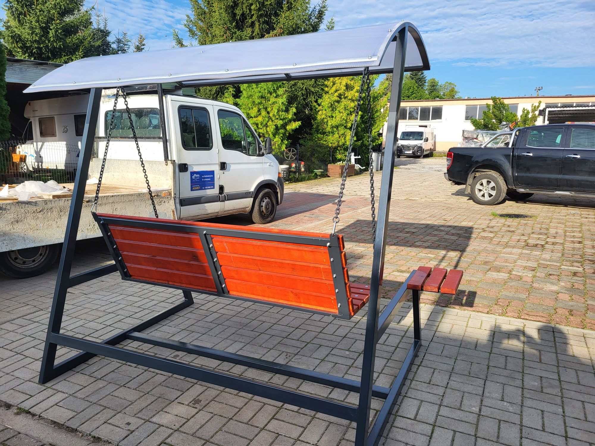 Nowoczesna masysywna huśtawka  ogrodowa