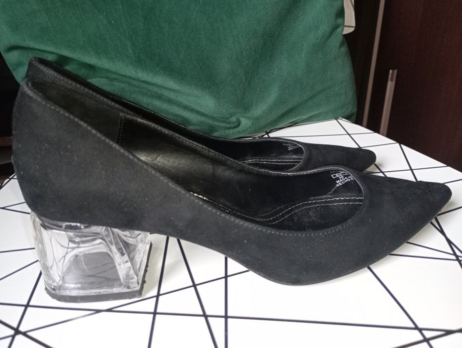 Czółenka Bershka z przeźroczystym obcasem