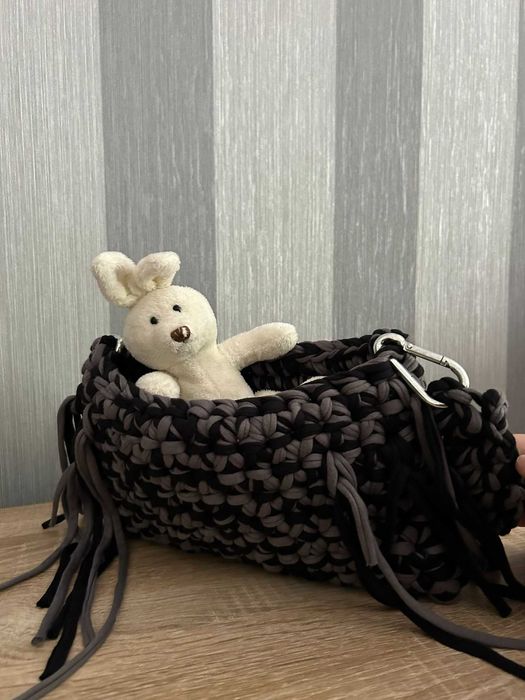 Czarno-szara torebka wykonana na szydełku