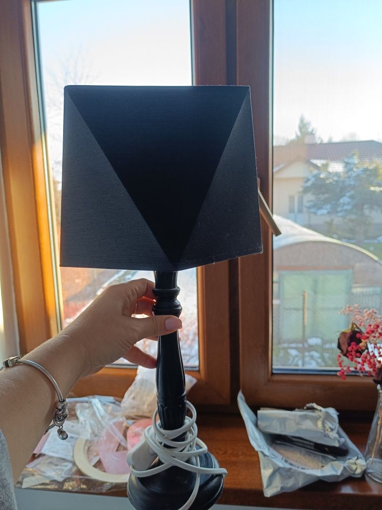 Czarna lampka nocna