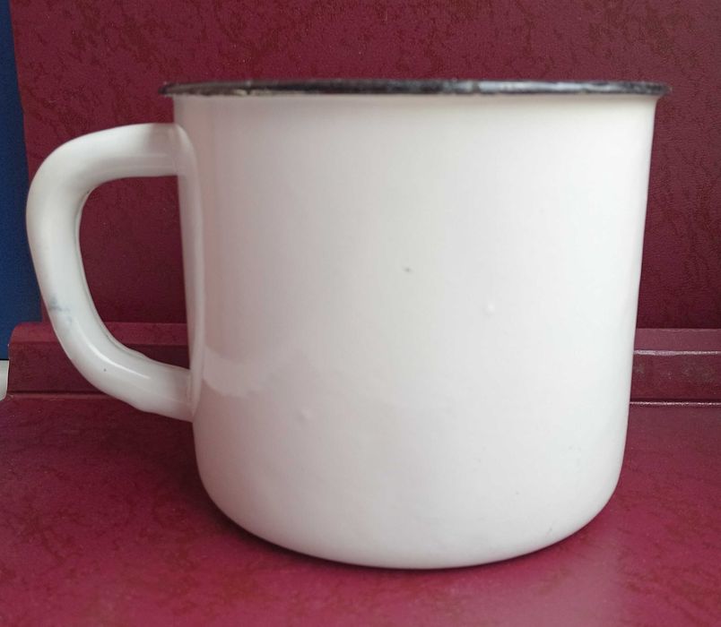 Большая эмалированная кружка. Цвет белый. Объем 800 мл.