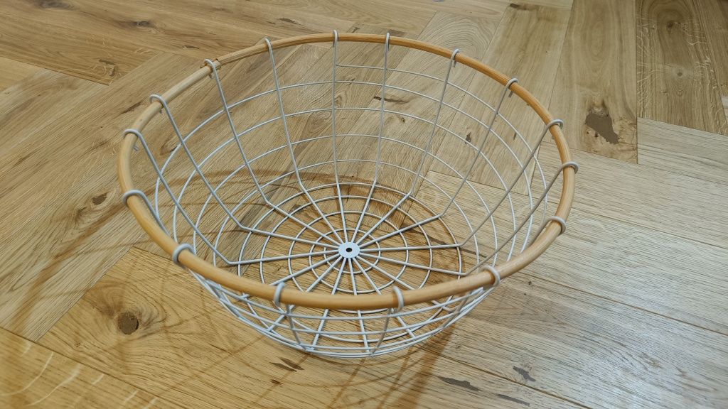 Koszyk metalowy z bambusowym rantem ok. 30 cm.
