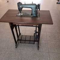 Maquina costura com pedal e mesa