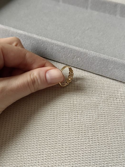 Złoty pierścionek z plecionym wzorem i białym złotem