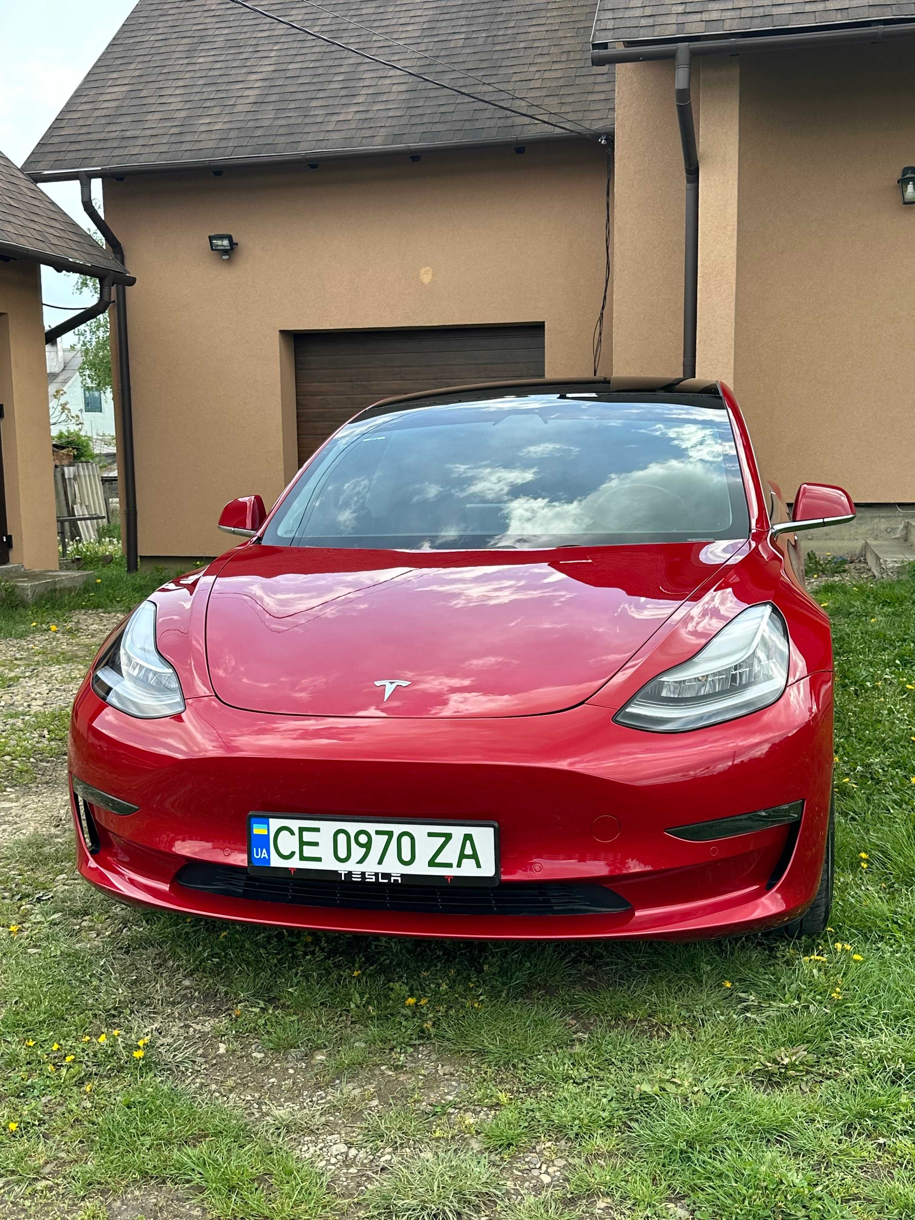 Автомобіль Tesla Model 3
