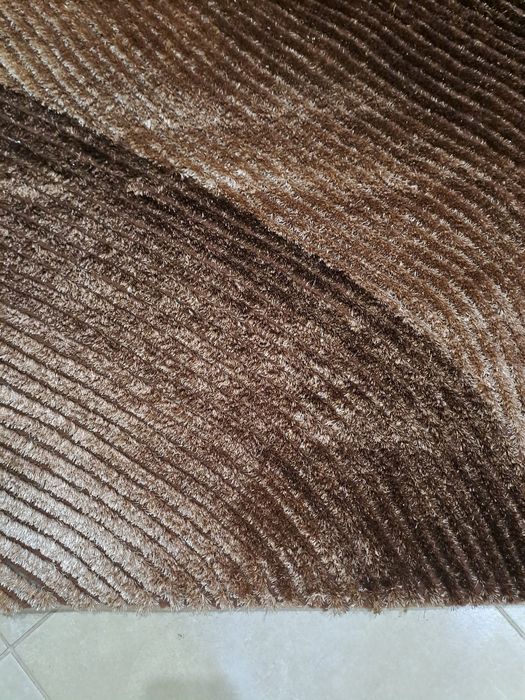 Carpete nova de cor castanho em degrade