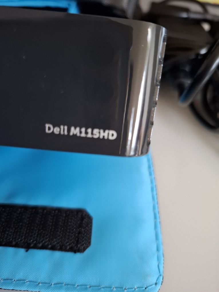 Projektor dell m115hd z pilotem, zasilaczem i etui