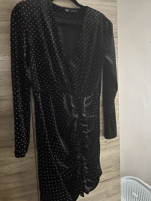 Sukienka welurowa cyrkonie falbanka