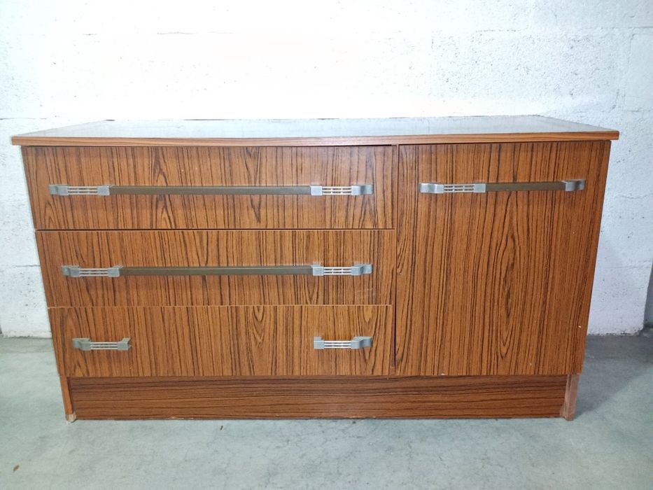 Móvel cómoda /camiseiro em madeira.
Medidas: 117/65/45cm