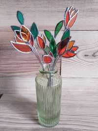 Bukiet kwiatów witrażowych, wazon z kwiatami, szklane kwiaty