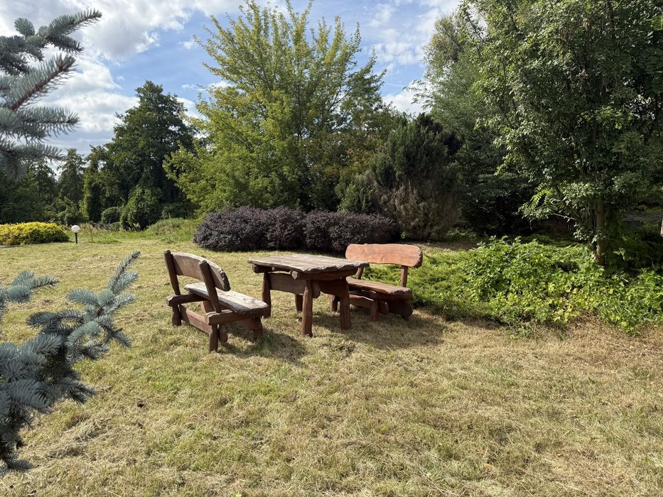 Meble ogrodowe z litego drewna – zestaw stół + 2 ławki