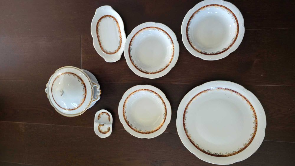 Zestaw kilku rzeczy z porcelany Chodzież