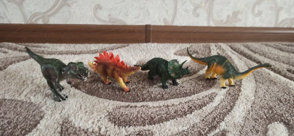 Фигурки динозавров