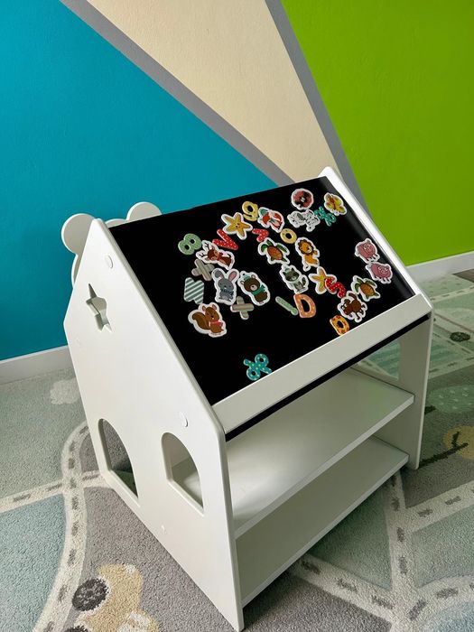 Mebelki dziecięce / Biurko domek z krzesełkiem