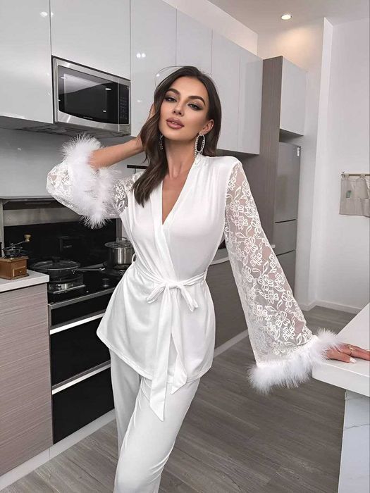 Стильний домашній костюм з мереживом. Дуже гарний
Поліестер+ віскоза.