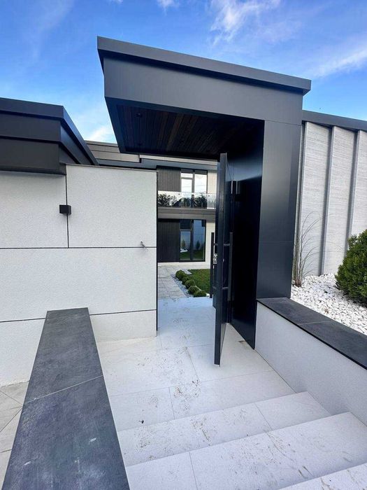 Просторий і стильний будинок в Ходосівці.