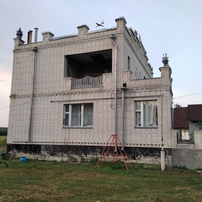 Будинок на березі річки