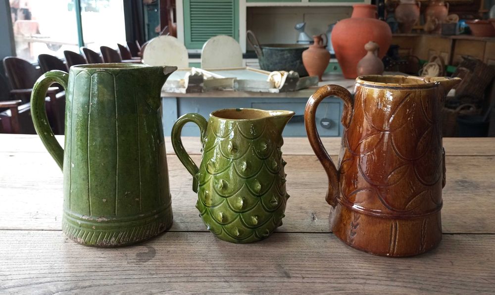 Antigos jarros olaria de Barcelos e faiança das Caldas da Rainha