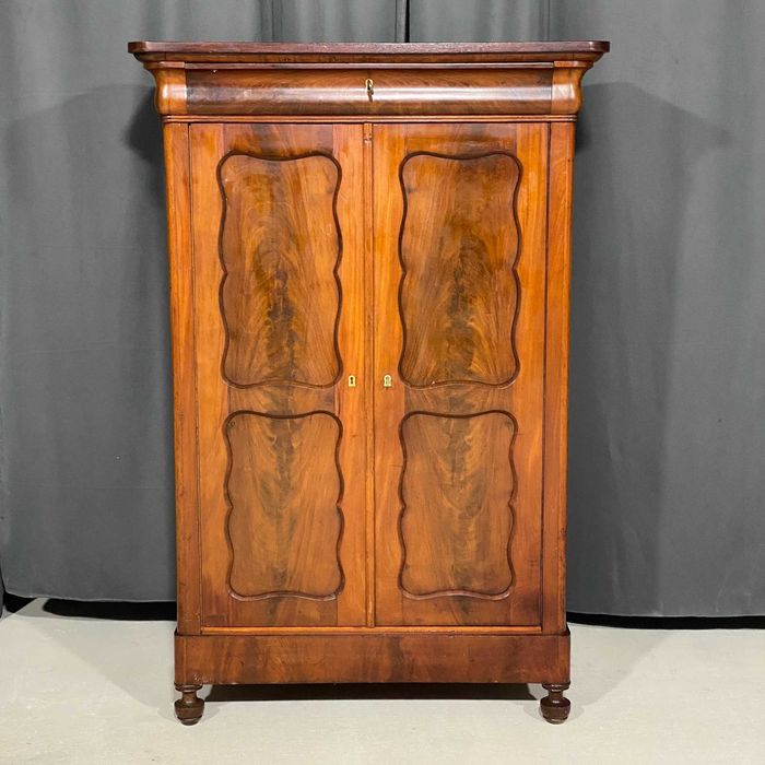 Mahoniowa bieliźniarka w stylu Biedermeier