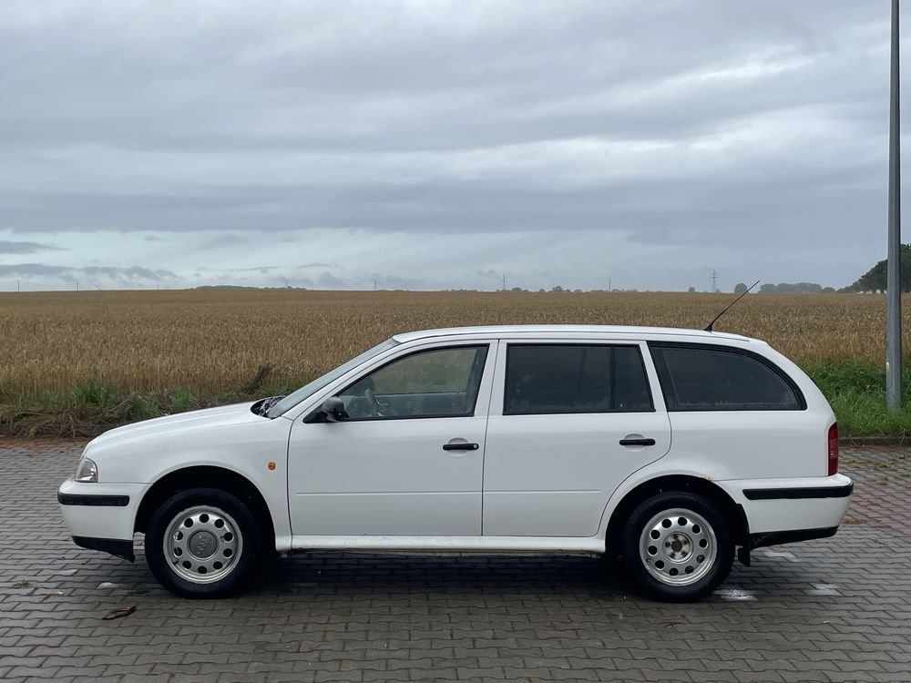 99r Skoda Octavia I 1.6ben 100KM kombi Salon Polska