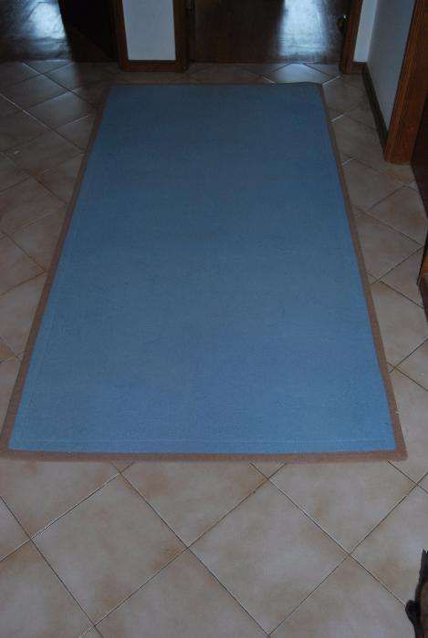 Tapete beje com rebordo em tecido - 196 X 100 cm