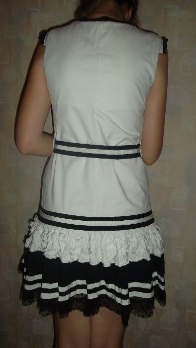Оригинальное белое платье с черной отделкой, кружевами. 44-46 р-р
