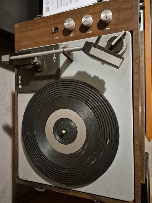 Gramofon z wzmacniaczem WG581F  gratis 10 płyt LP