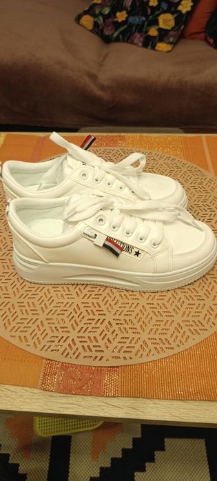 Białe damskie buty sportowe, nowe, rozm. 37