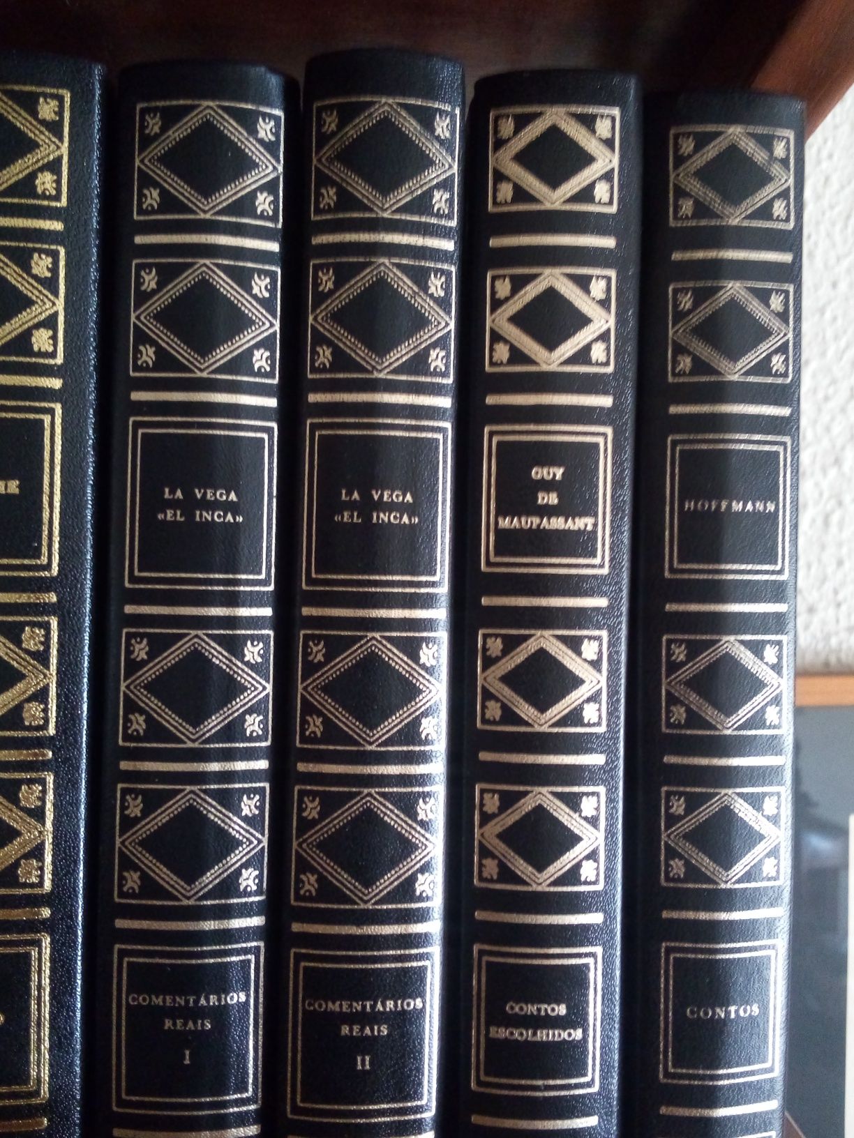 Livros capa rígida preto e dourado " Clássicos Literatura Mundial"