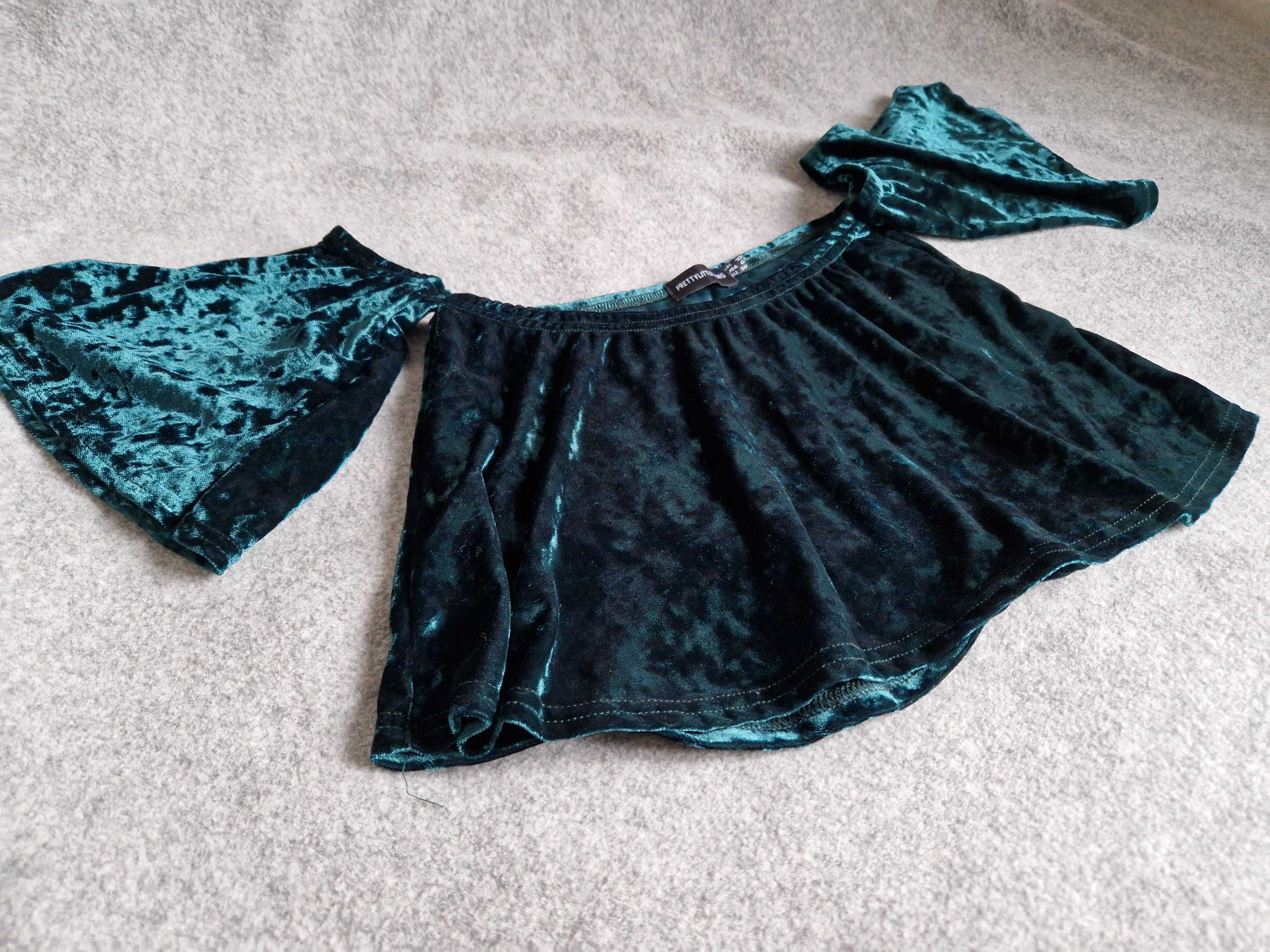 Welurowy crop top z odkrytymi ramionami